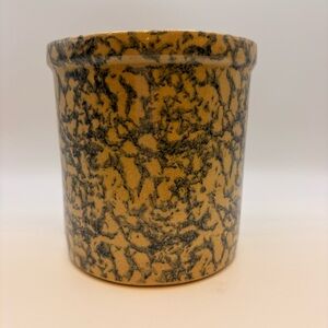 Vintage Robinson Ransbottom
Pottery 1 Ort Jar With A Blue Spongeware Pattern